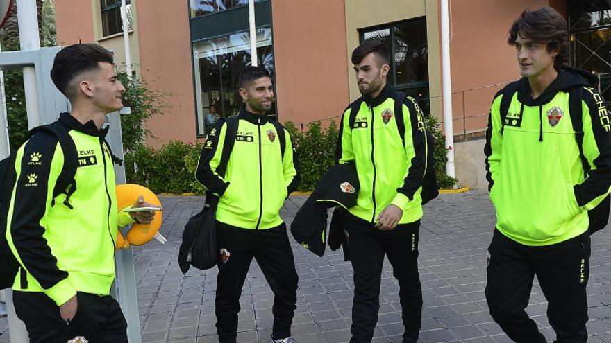 Los jugadores del Elche antes de iniciar el último viaje a Alcorcón