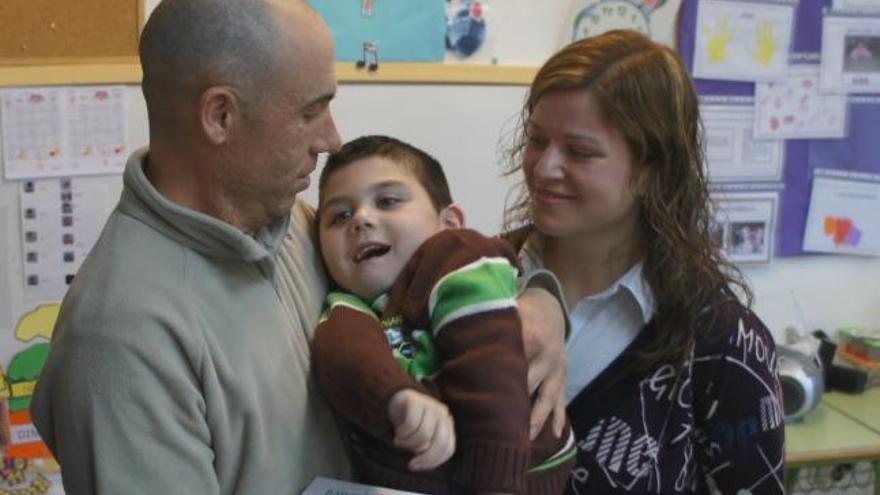 El pequeño Joel, con sus padres.