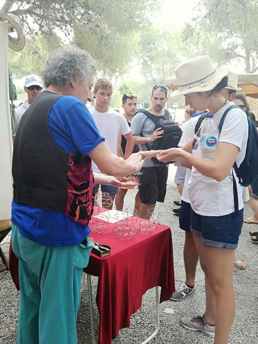 El mercadillo hippy de Punta Arabí celebra sus 45 años