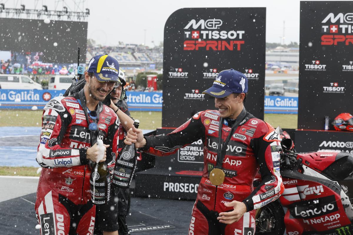 Pecco Bagnaia y Marc Márquez celebran el podio al sprint en Jerez