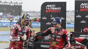 JEREZ DE LA FRONTERA (CÁDIZ), 25/04/2026.- El piloto español de MotoGP Marc Márquez, Ducati Lenovo Team, celebra su victoria junto a su compañero Francesco Bagnaia (i), segundo, tras la carrera de esprint del Gran Premio de España que se disputa el domingo en el circuito de Jerez de la Frontera. EFE/ José Manuel Vidal