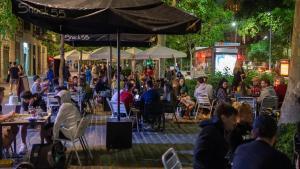 Una terraza repleta en el paseo de Sant Joan cuando reabrieron a finales de mayo, durante la fase 1.