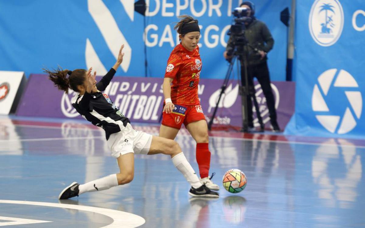 Yotsui Saki regatea a una defensora rival. | // GUSTAVO SANTOS