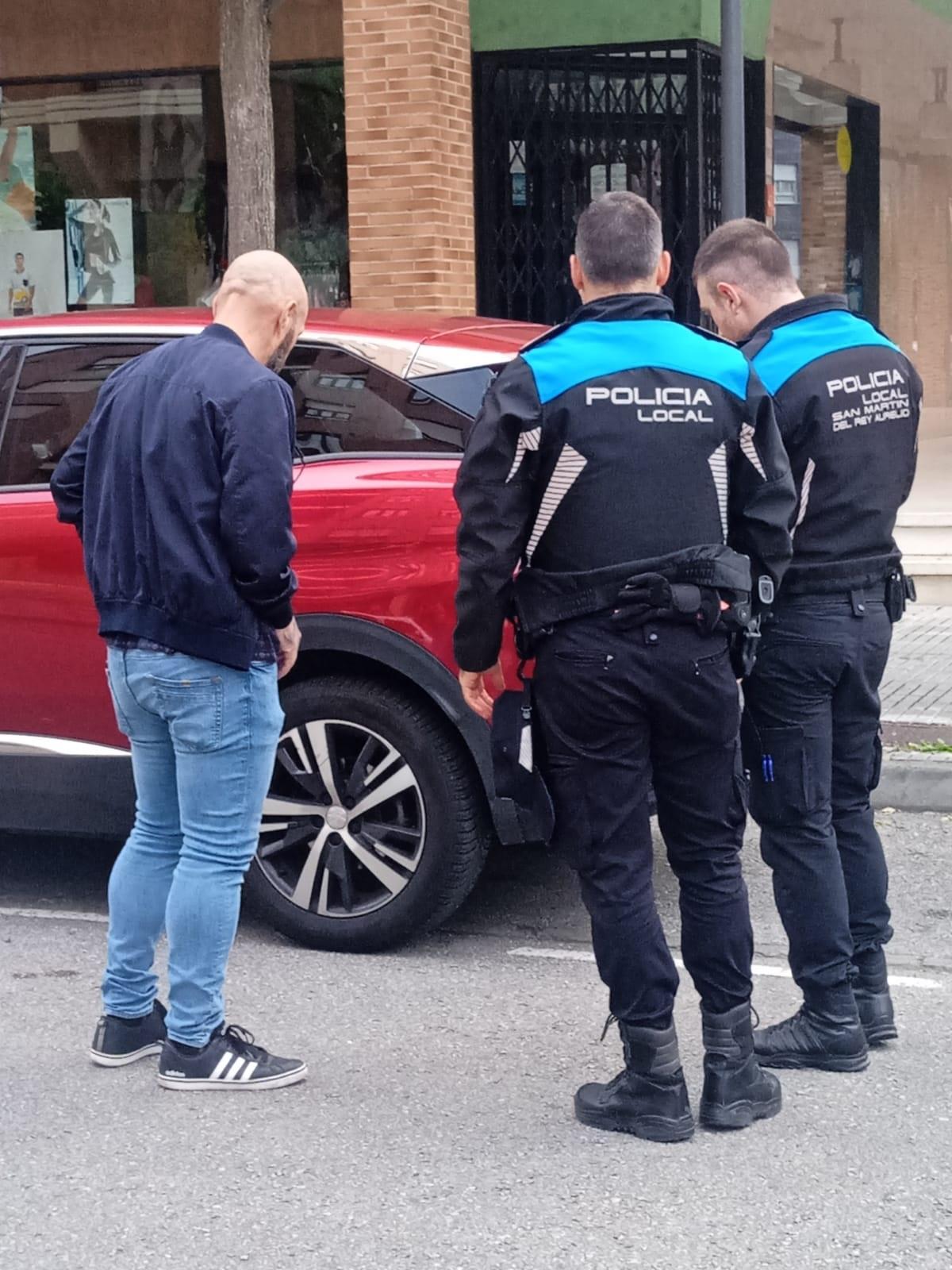 La Policía Local de San Martín, observando el vehículo.