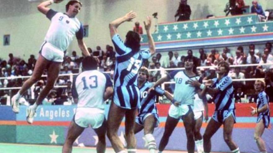Wunderlich lanza a portería durante un encuentro con la selección alemana durante los Juegos de Los Ángeles de 1984.