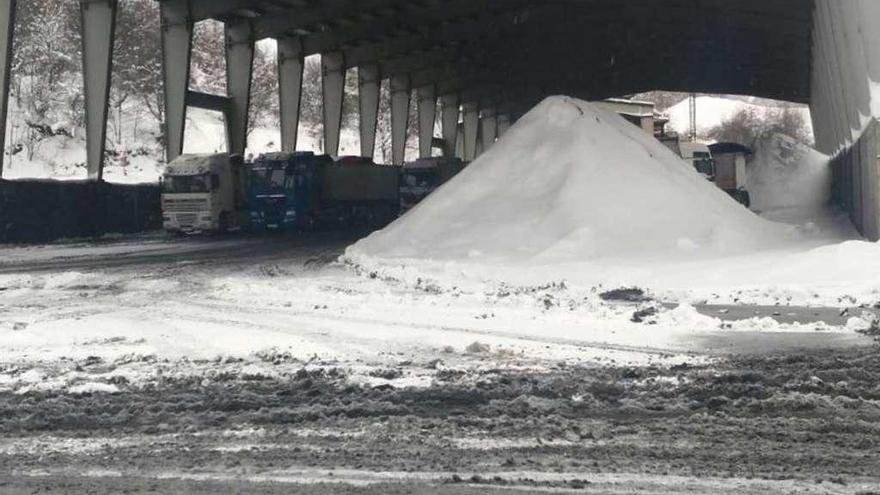 Camiones parados en la zona de carga de carbón de la mina de Cerredo.