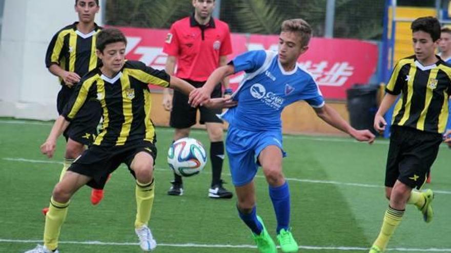 Óscar Piñón, del cadete del Club la Vall, se adelanta a un jugador del Roda en un lance del sábado.