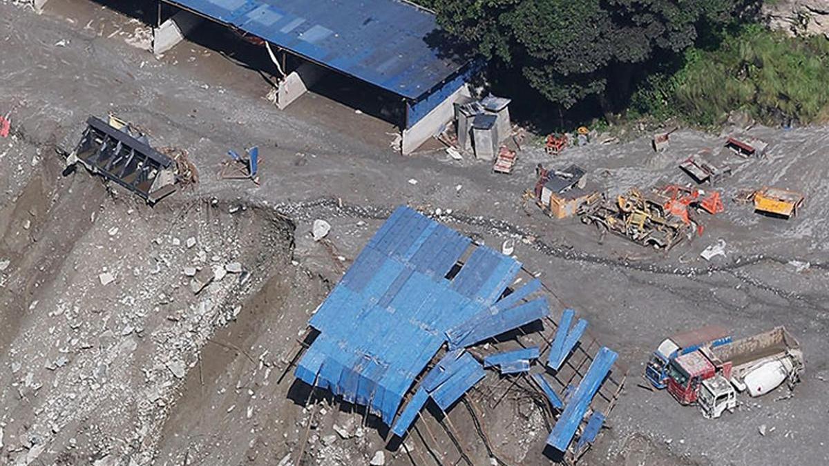 Entre montañas de ropa, los supervivientes de la riada de Nepal empiezan otra vida.