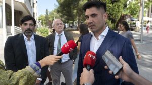 El abogado Alfredo Arrién (d) ofrece declaraciones a los medios, junto al psiquiatra José Cabrera (c) y el psicólogo José Capote (i), llegan a Plaza Castilla para testificar ante el juez del ‘caso Errejón’, a 8 de julio de 2025, en Madrid (España). Los fa