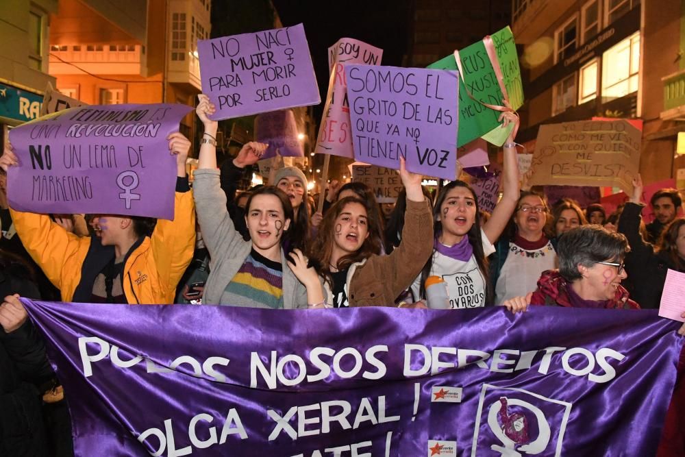 Multitudinaria participación en la marcha que ha recorrido las calles de la ciudad para denunciar las desigualdades y violencias que, en pleno siglo XXI, aún padecen las mujeres.