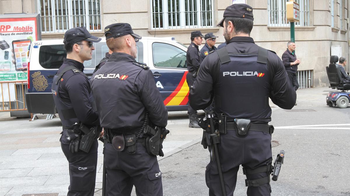Agentes de la Policía Nacional en Ourense.