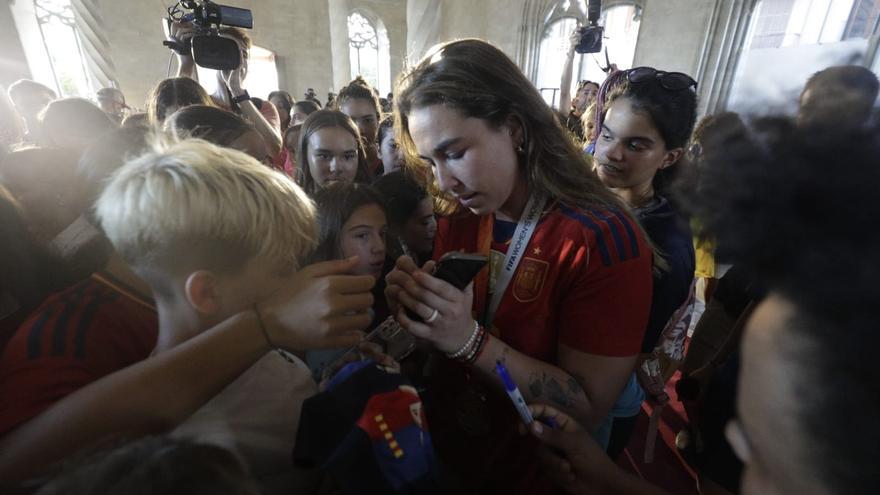 Las campeonas del mundo Mariona Caldentey y Cata Coll abarrotan la Llotja de Palma: &quot;Nos hemos sentido muy queridas&quot;