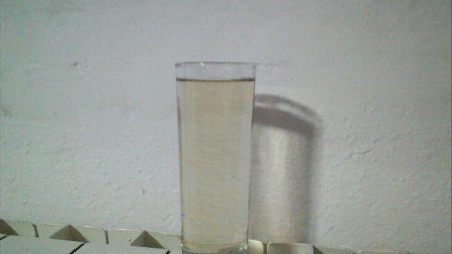 Vaso de agua turbia, salida de un grifo de Ribadelago Nuevo.