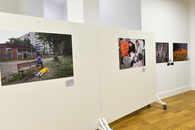 Exposición 'Crónica visual de la infamia' del fotoperiodista ucraniano Evgeniy Maloletka