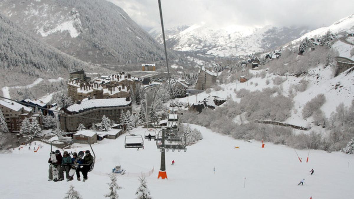 Un telesilla situado en la zona de Vaquèira conduce a esquiadores y 'snowboarders¿ hacia las cotas más altas de la estación, ofreciendo una panorámica de las montañas del Vall d'Aran.