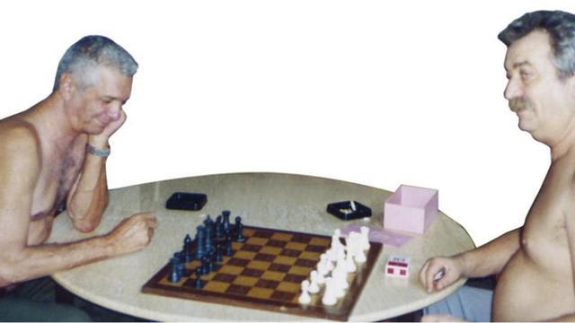 A la izquierda, Jorge Serguera "Papito", exfiscal general del Estado de Cuba y exembajador castrista en Argelia, juega al ajedrez con Chimé en 2002 en La Habana. // FdeV