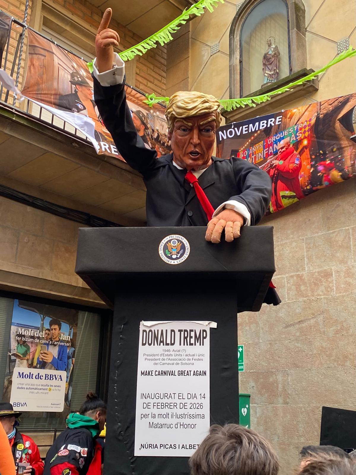 El satíric monument de Donald Trump inaugurat a la plaça de l'Ajuntament