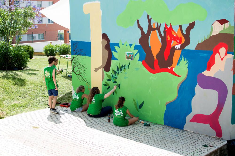 Una veintena de alumnos de Bachillerato de Arte del IES Universidad Laboral transforma en tres días un pintarrajeado depósito de agua de Parques y Jardines en una obra de arte.