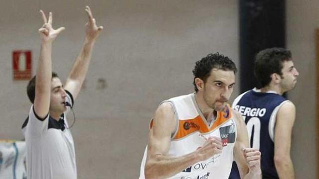 Víctor Pérez celebra un triple en la final de Copa ante el Guadalajara.