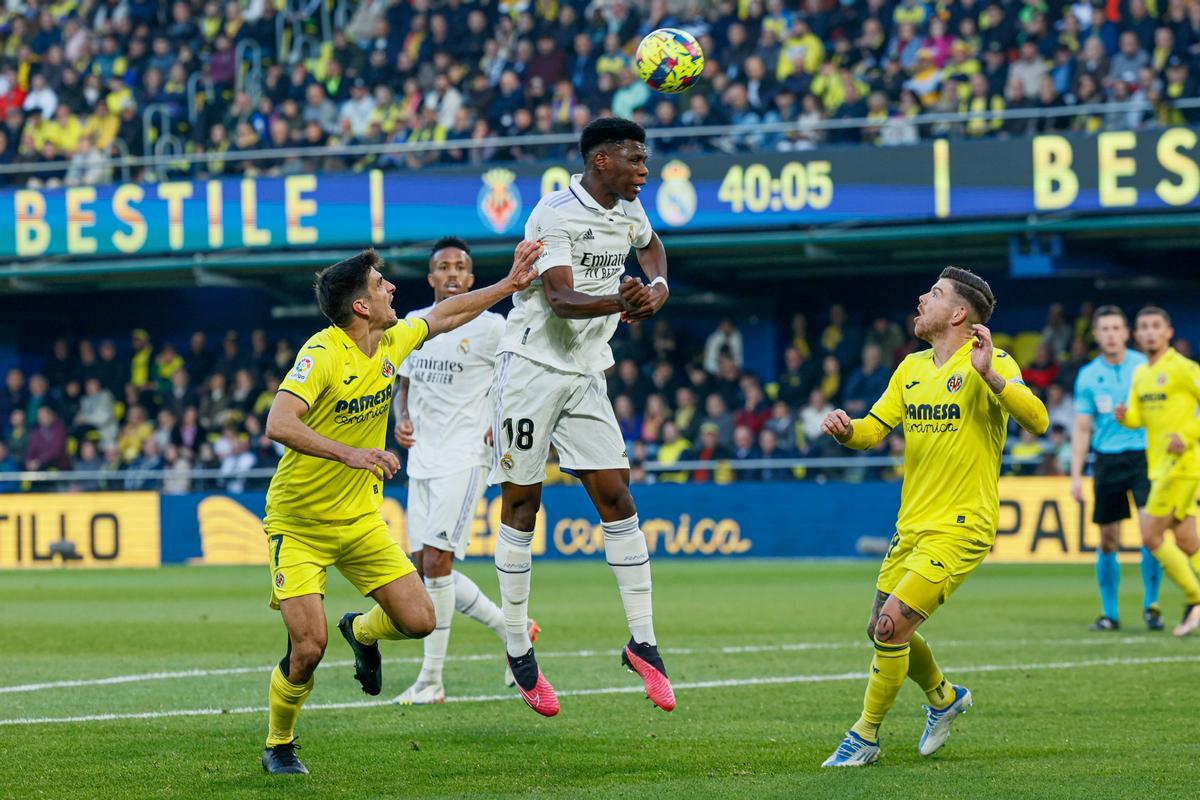 VILLARREAL, 07/01/2023.- El delantero Gerard Moreno (i) y el defensa Alberto Moreno (d), del Villarreal, disputan el balón ante el centrocampista francés del Real Madrid Aurelien Tchouaméni (c) durante el partido de la jornada 16 de LaLiga Santander este sábado en el estadio de La Cerámica en Villarreal. EFE / Biel Aliño