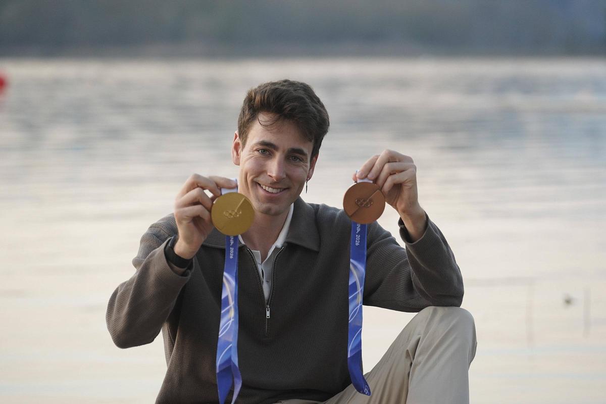 Oriol Cardona ensenya les medalles d’or i de bronze que ha guanyat als Jocs d’hivern, dimarts passat a l’estany de Banyoles.