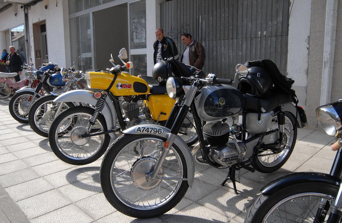 Las motos se concentraron en la calle Cartagena de Silleda antes de iniciar la ruta.