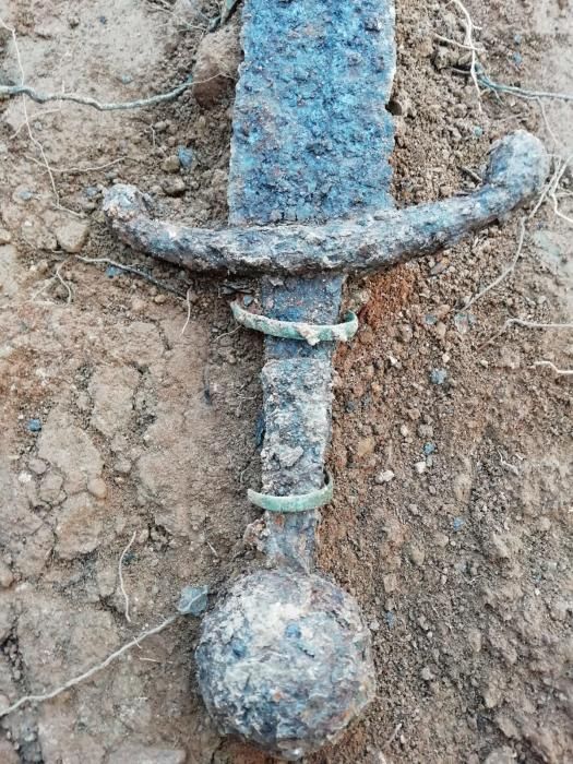 Espada del silgo XIV encontrada en el Castillo de Aín
