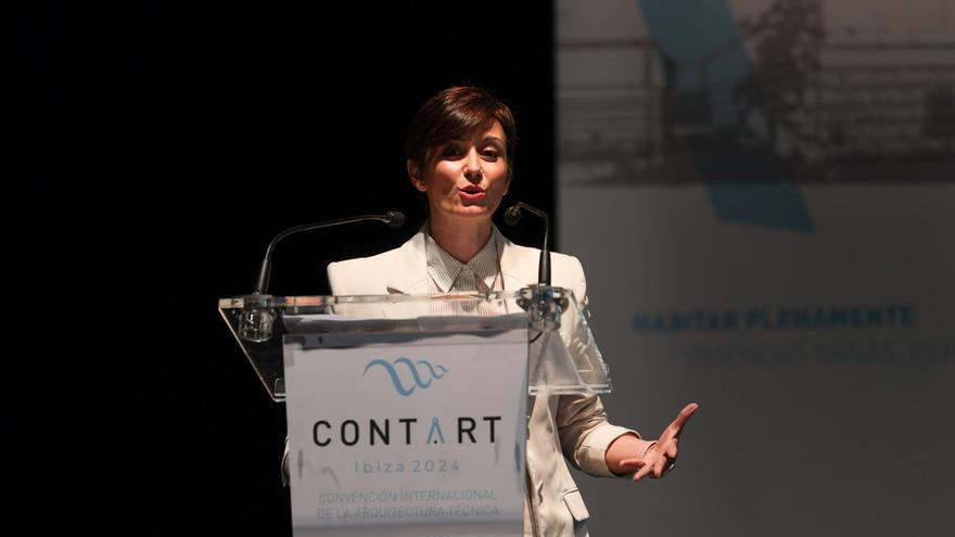 Galería: La ministra de Vivenda, Isabel Rodríguez García, en el congreso de Arquitectura Técnica de Ibiza