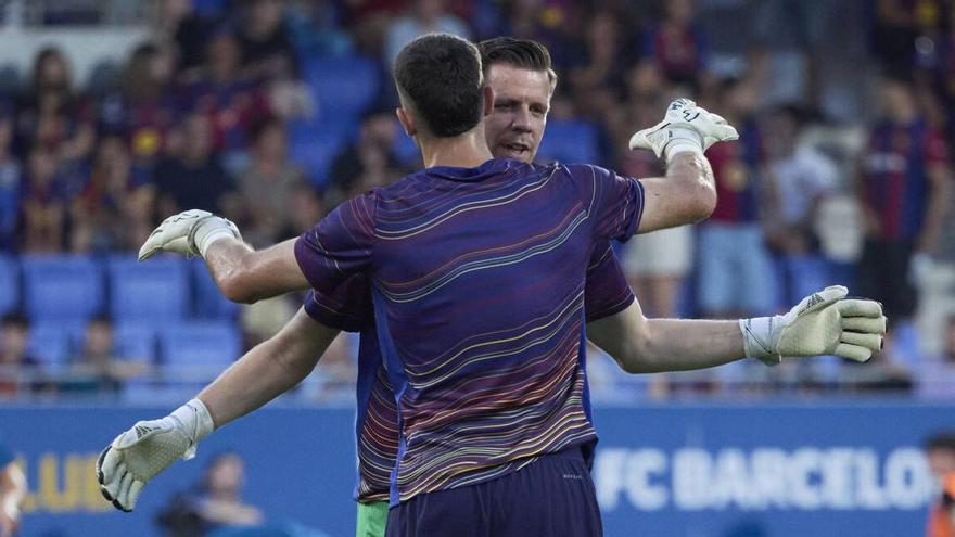 Joan Garcia con Wojciech Szczesny en el Estadi Johan Cruyff.
