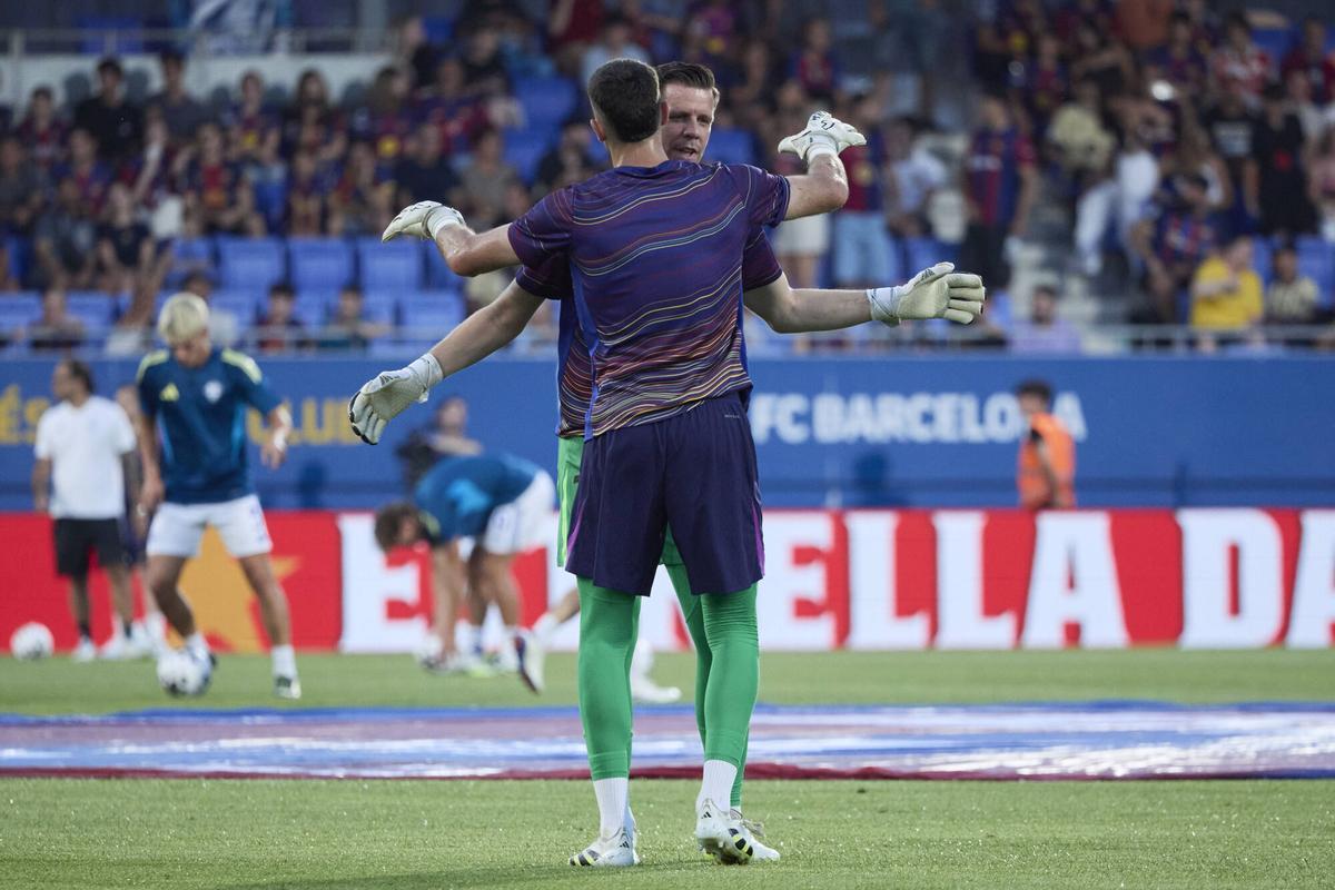 Joan Garcia con Wojciech Szczesny en el Estadi Johan Cruyff.