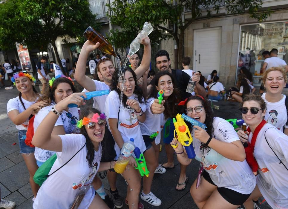 Cientos de jóvenes toman el centro histórico en la primera “noche de peñas” de 2017