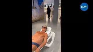 Un turista tumbado en plena tienda sorprende a los transeúntes del centro de Palma