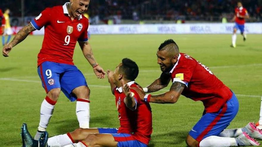 Vargas, Matías Fernández y Vidal celebran un gol de Chile. // Efe