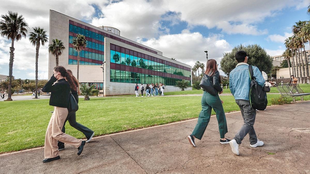 Universitarios pasean por el campus de Guajara, en la Universidad de La Laguna, beneficiaria de 105 contratos de ayudante doctor.