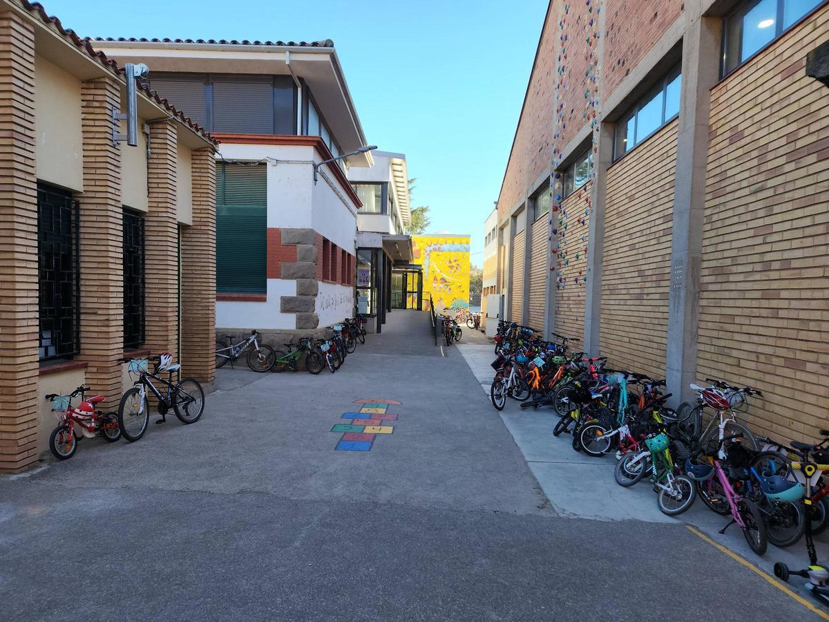 Les bicicletes s'acumulen en diferents racons del pati de l'escola aquests dies