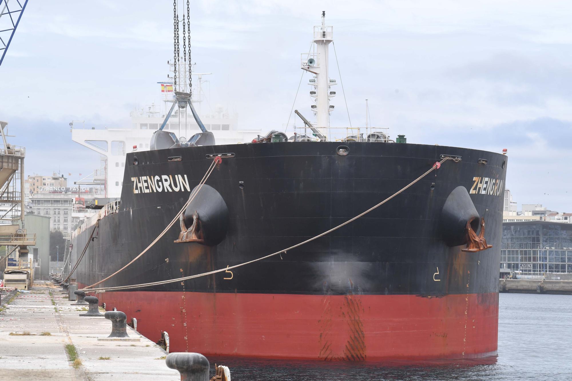 El buque Zheng Run, atracado en A Coruña