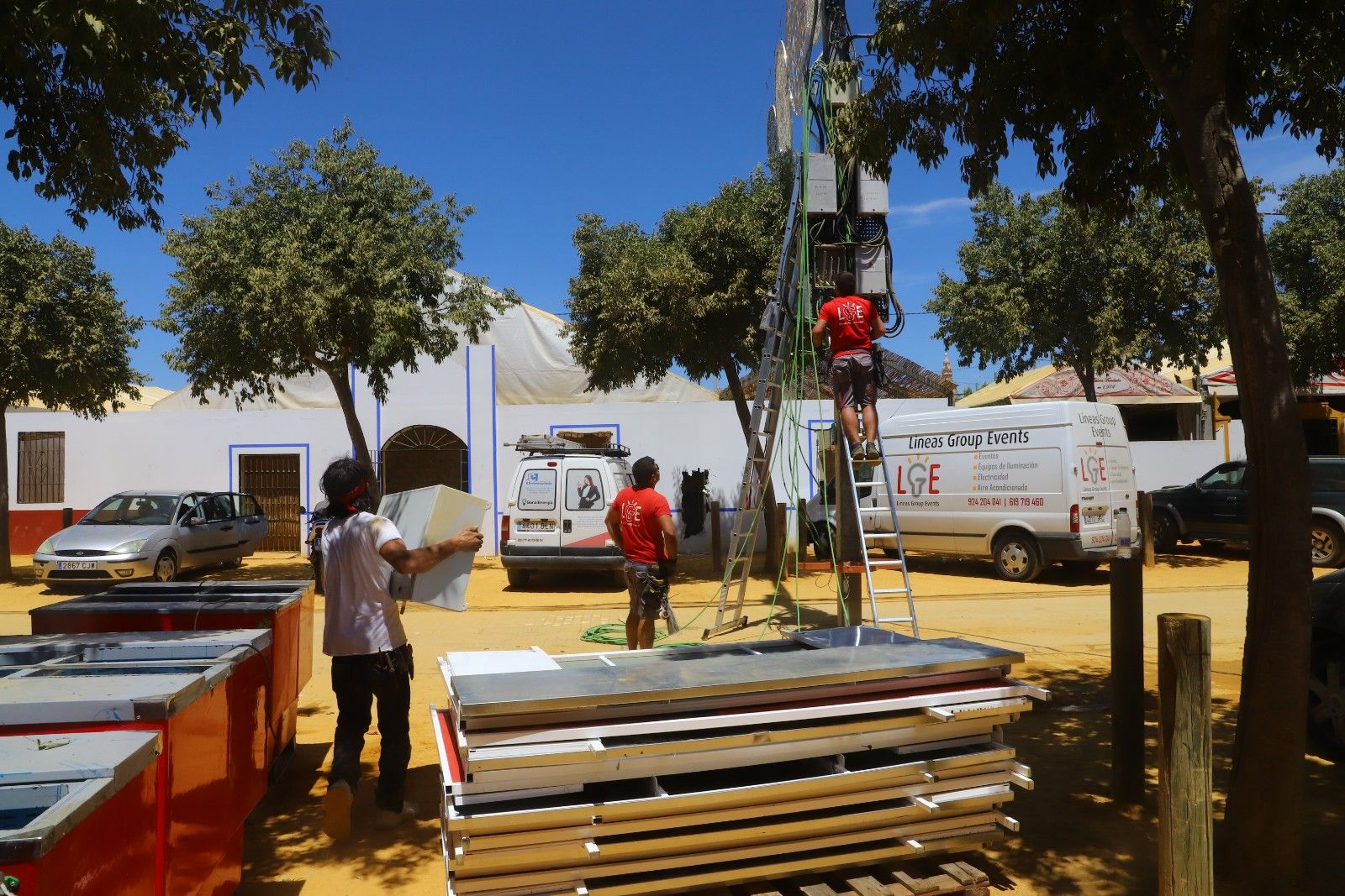 Caseteros y feriantes desmontan la Feria, hasta el año que viene