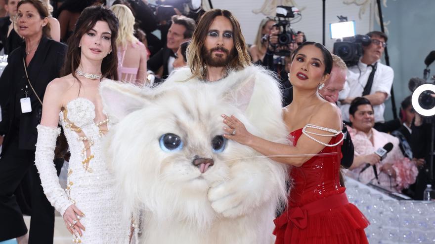 Els famosos recorden i emulen a Karl Lagerfeld en una elegant Met Gala