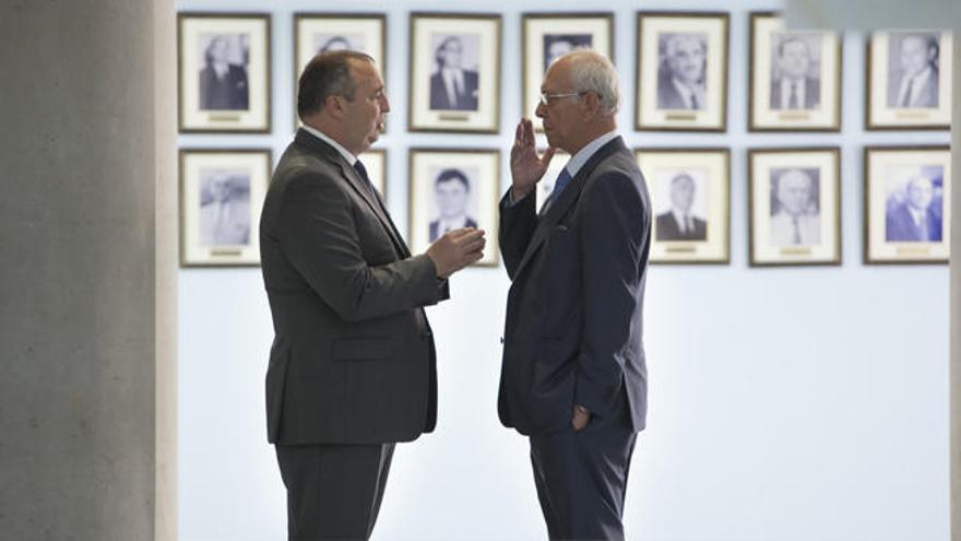 El presidente de la UD, Miguel Ángel Ramírez, dialoga con Manuel García Navarro, en el antepalco del Gran Canaria.