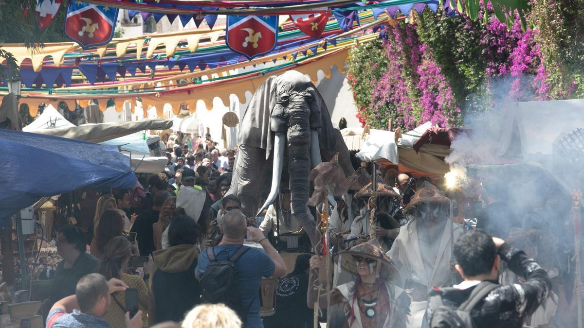 Espectáculo de animación en la Feria Medieval de Ibiza 2025.
