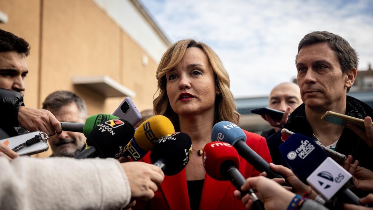 La secretaria general del PSOE Aragón, Pilar Alegría, atiende a los medios de comunicación en una imagen de archivo.