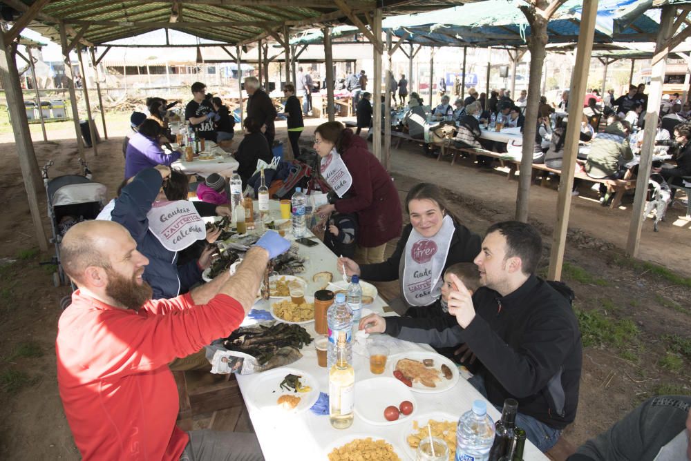 Famílies vingudes d''arreu de la Catalunya central i també de fora comparteixen àpat amb Manresa amb productes de la terra