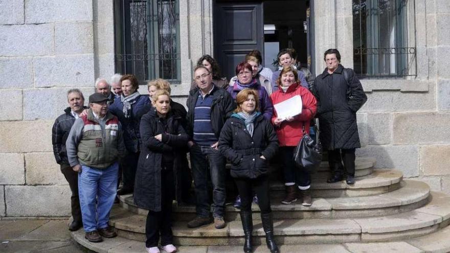 Vecinos de Cardalda opositores al circuito de supercrós a las puertas del Concello de Vilanova. // N. P.