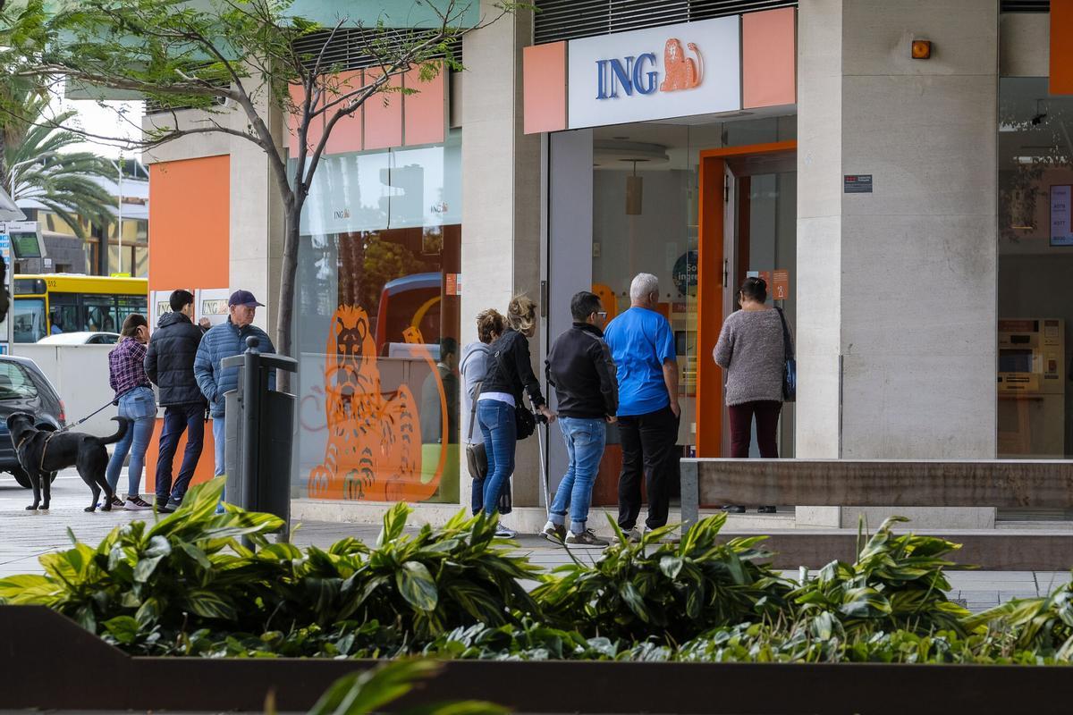 Colas de clientes de ING en una oficina de las Palmas de Gran Canária