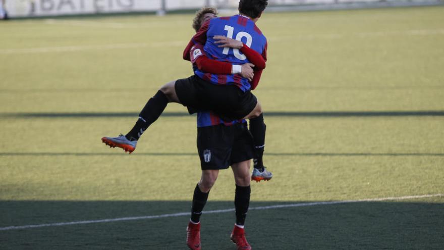 Loren Buron se abraza a Chema Díaz tras marcar el gol.