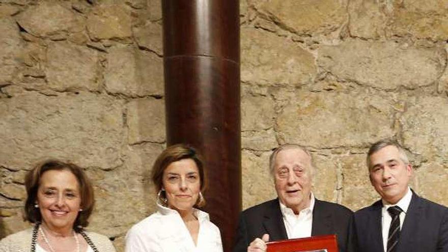 Por la izquierda, Begoña García-Tamargo, María Riera, Francisco González Álvarez-Buylla y Santiago Ruiz de la Peña.