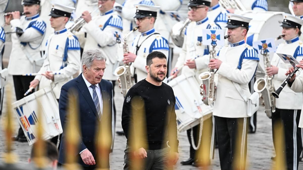 Volodímir Zelenski es recibido en Helsinki por el presidente de Finlandia.