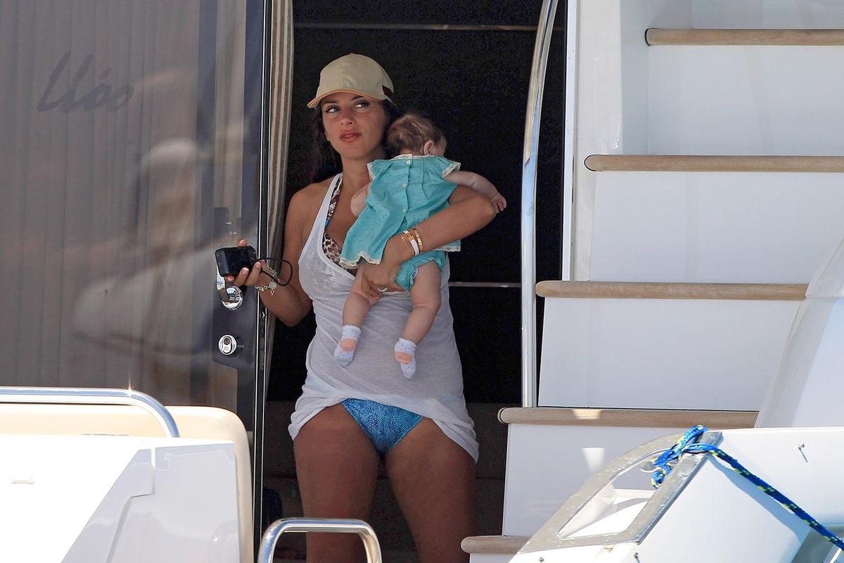 Daniella Semaan con su hija Lia Fabregas en Ibiza