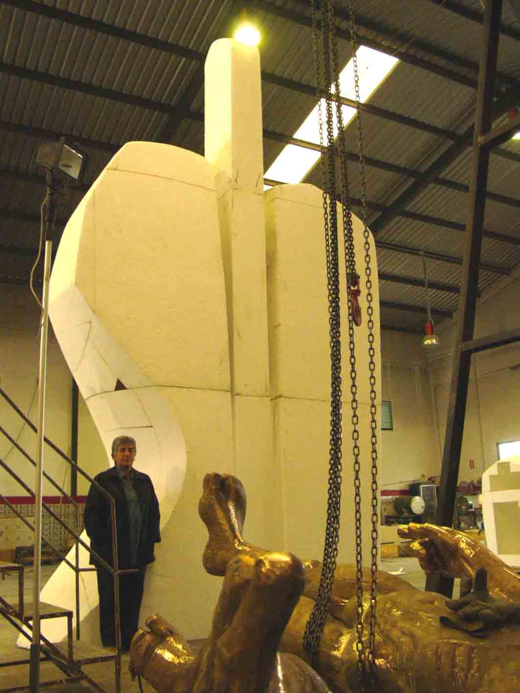 La artista, junto al molde de la 'Figura en tres módulos', en 2002, la escultura que ahora preside el campus de Teatinos