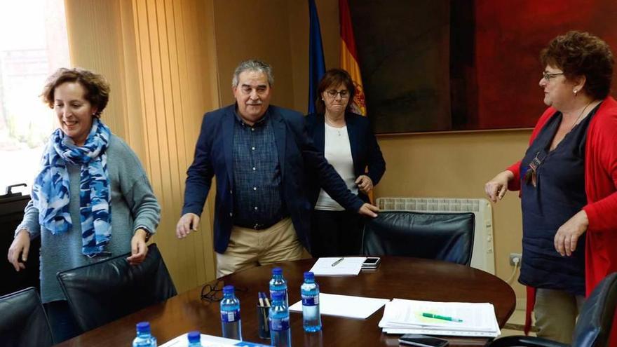 De izquierda a derecha, Teresa Iglesias, Aníbal Vázquez, Pilar Varela y Lina Menéndez, ayer.